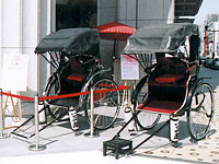 三越の前に展示された人力車 三越の前に展示された人力車