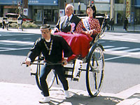 日本橋界隈を走る人力車 日本橋界隈を走る人力車