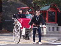 日本橋に復活した人力車 日本橋に復活した人力車